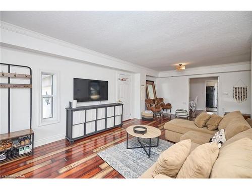 49 St George Street, Welland, ON - Indoor Photo Showing Living Room