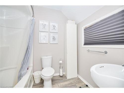 49 St George Street, Welland, ON - Indoor Photo Showing Bathroom