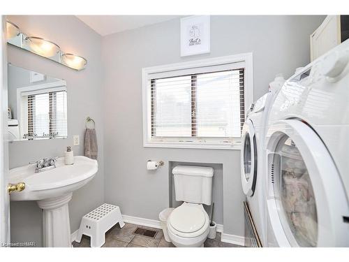 49 St George Street, Welland, ON - Indoor Photo Showing Bathroom