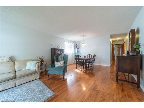 6442 Taylor Street, Niagara Falls, ON - Indoor Photo Showing Living Room