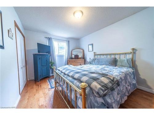 6442 Taylor Street, Niagara Falls, ON - Indoor Photo Showing Bedroom