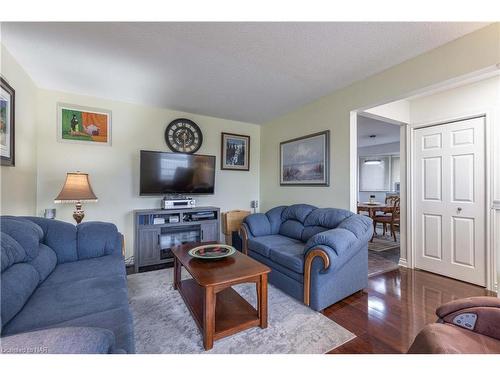 105 Rockwood Avenue, St. Catharines, ON - Indoor Photo Showing Living Room