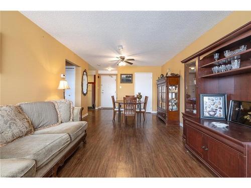 314-78 Roehampton Avenue, St. Catharines, ON - Indoor Photo Showing Living Room