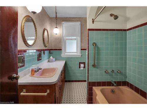 381 Niagara Street, St. Catharines, ON - Indoor Photo Showing Bathroom