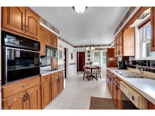 381 Niagara Street, St. Catharines, ON - Indoor Photo Showing Kitchen With Double Sink