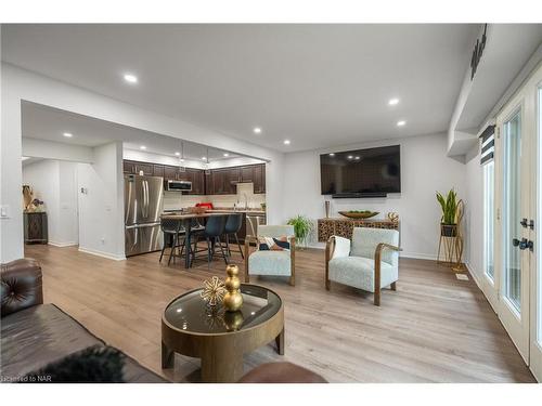 7188 Stacey Drive, Niagara Falls, ON - Indoor Photo Showing Living Room