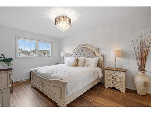 7188 Stacey Drive, Niagara Falls, ON - Indoor Photo Showing Bedroom