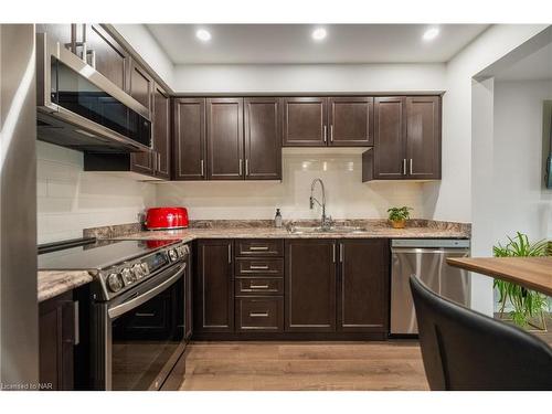 7188 Stacey Drive, Niagara Falls, ON - Indoor Photo Showing Kitchen