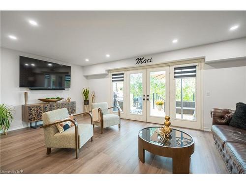 7188 Stacey Drive, Niagara Falls, ON - Indoor Photo Showing Living Room