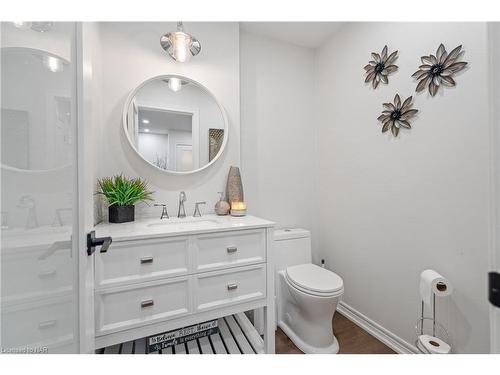 7188 Stacey Drive, Niagara Falls, ON - Indoor Photo Showing Bathroom