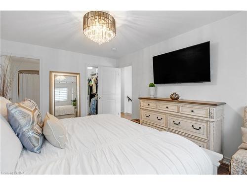 7188 Stacey Drive, Niagara Falls, ON - Indoor Photo Showing Bedroom