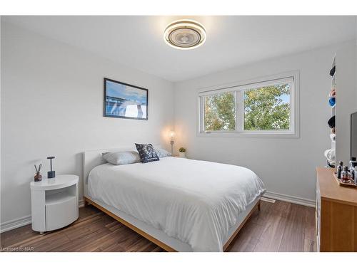 7188 Stacey Drive, Niagara Falls, ON - Indoor Photo Showing Bedroom