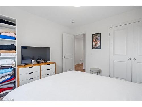 7188 Stacey Drive, Niagara Falls, ON - Indoor Photo Showing Bedroom