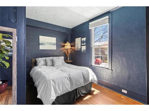 123 Elgin Street W, Welland, ON - Indoor Photo Showing Bedroom