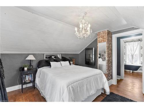 123 Elgin Street W, Welland, ON - Indoor Photo Showing Bedroom