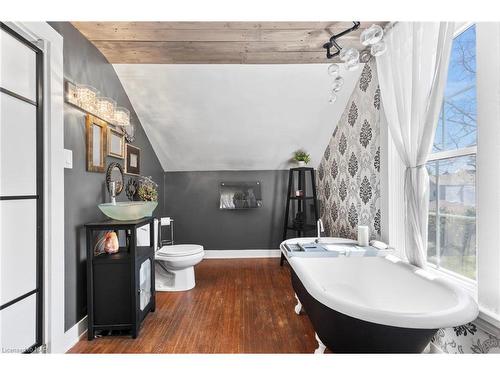 123 Elgin Street W, Welland, ON - Indoor Photo Showing Bathroom