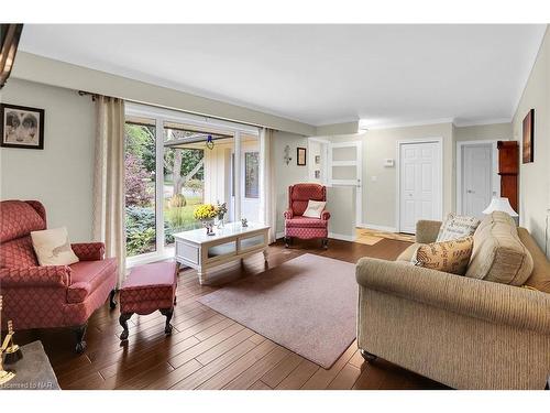 23 Old Oxford Road, St. Catharines, ON - Indoor Photo Showing Living Room