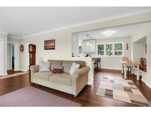 23 Old Oxford Road, St. Catharines, ON - Indoor Photo Showing Living Room