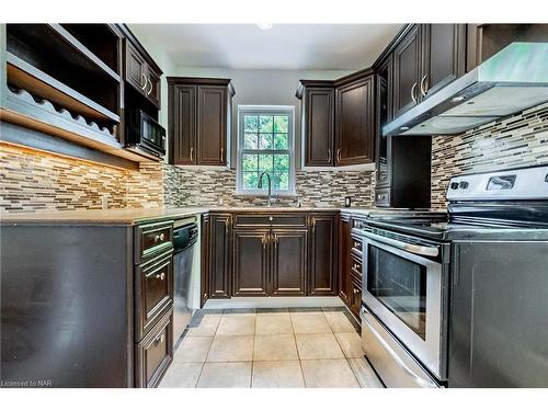 139 Pleasant Avenue, St. Catharines, ON - Indoor Photo Showing Kitchen