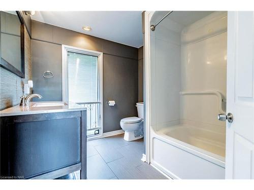 139 Pleasant Avenue, St. Catharines, ON - Indoor Photo Showing Bathroom