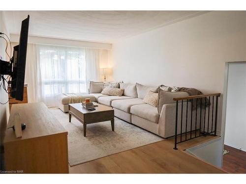 51 6Th Line, Caledonia, ON - Indoor Photo Showing Living Room