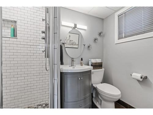 55 Sherwood Forest Trail, Welland, ON - Indoor Photo Showing Bathroom