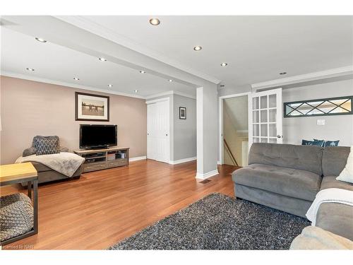 4 Barry Street, St. Catharines, ON - Indoor Photo Showing Living Room