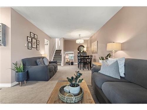 4 Barry Street, St. Catharines, ON - Indoor Photo Showing Living Room