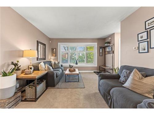 4 Barry Street, St. Catharines, ON - Indoor Photo Showing Living Room