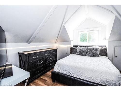 39 Richmond Avenue, St. Catharines, ON - Indoor Photo Showing Bedroom