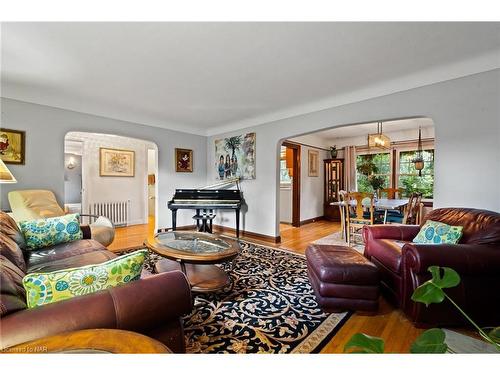 18½ Thomas Street, St. Catharines, ON - Indoor Photo Showing Living Room