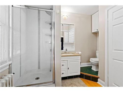 18½ Thomas Street, St. Catharines, ON - Indoor Photo Showing Bathroom