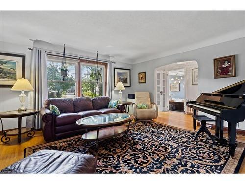 18½ Thomas Street, St. Catharines, ON - Indoor Photo Showing Living Room