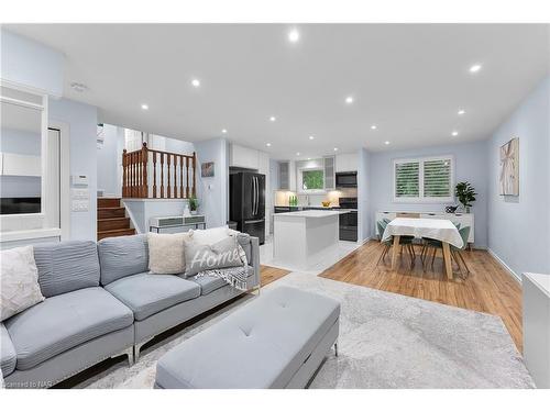 9 Elaine Court, St. Catharines, ON - Indoor Photo Showing Living Room