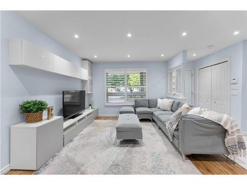 9 Elaine Court, St. Catharines, ON - Indoor Photo Showing Living Room