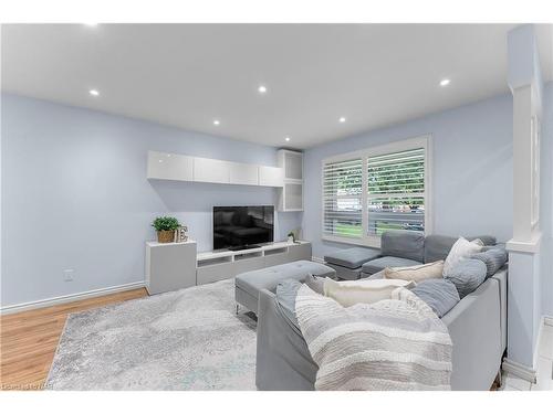 9 Elaine Court, St. Catharines, ON - Indoor Photo Showing Living Room