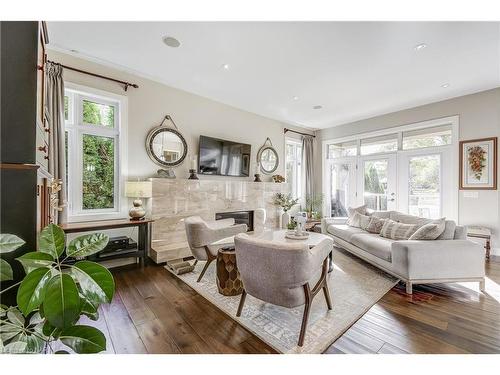 13 Old Mill Lane Lane, Niagara-On-The-Lake, ON - Indoor Photo Showing Living Room