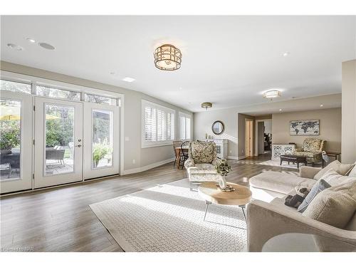 13 Old Mill Lane Lane, Niagara-On-The-Lake, ON - Indoor Photo Showing Living Room