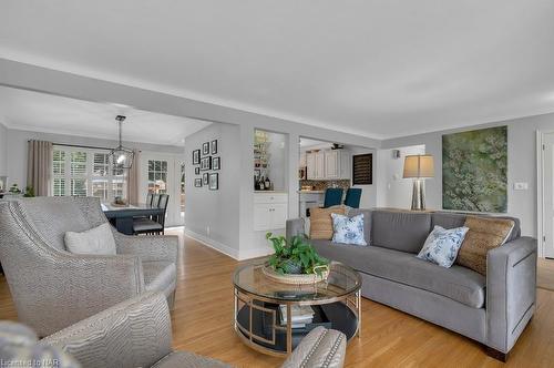 5990 Stevens Street, Niagara Falls, ON - Indoor Photo Showing Living Room