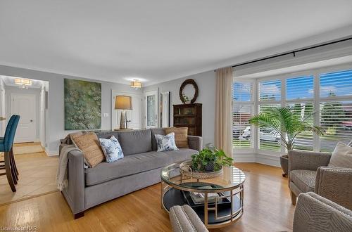 5990 Stevens Street, Niagara Falls, ON - Indoor Photo Showing Living Room