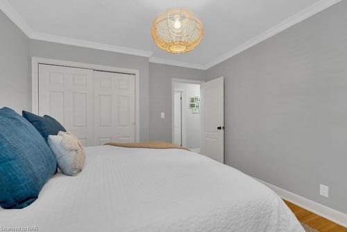 5990 Stevens Street, Niagara Falls, ON - Indoor Photo Showing Bedroom