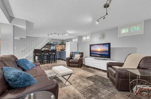 5990 Stevens Street, Niagara Falls, ON - Indoor Photo Showing Living Room