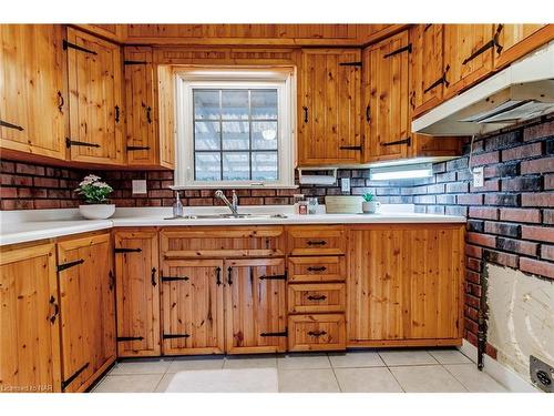 7016 Garden Street, Niagara Falls, ON - Indoor Photo Showing Kitchen With Double Sink