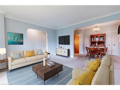 7016 Garden Street, Niagara Falls, ON - Indoor Photo Showing Living Room