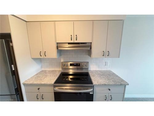 Lower-75 Hillcrest Road, Port Colborne, ON - Indoor Photo Showing Kitchen