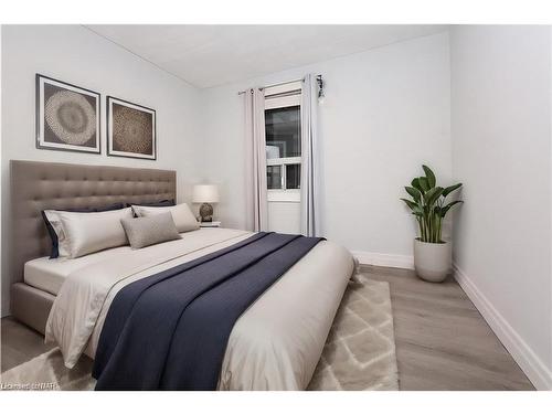 6610 Montrose Road, Niagara Falls, ON - Indoor Photo Showing Bedroom