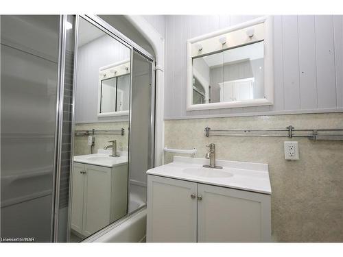 6610 Montrose Road, Niagara Falls, ON - Indoor Photo Showing Bathroom