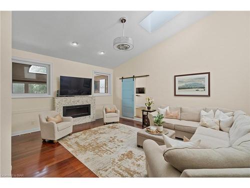 7712 Southwood Drive, Niagara Falls, ON - Indoor Photo Showing Living Room With Fireplace