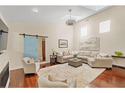 7712 Southwood Drive, Niagara Falls, ON - Indoor Photo Showing Living Room