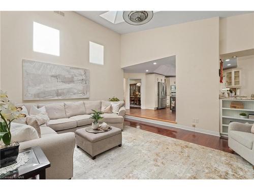 7712 Southwood Drive, Niagara Falls, ON - Indoor Photo Showing Living Room